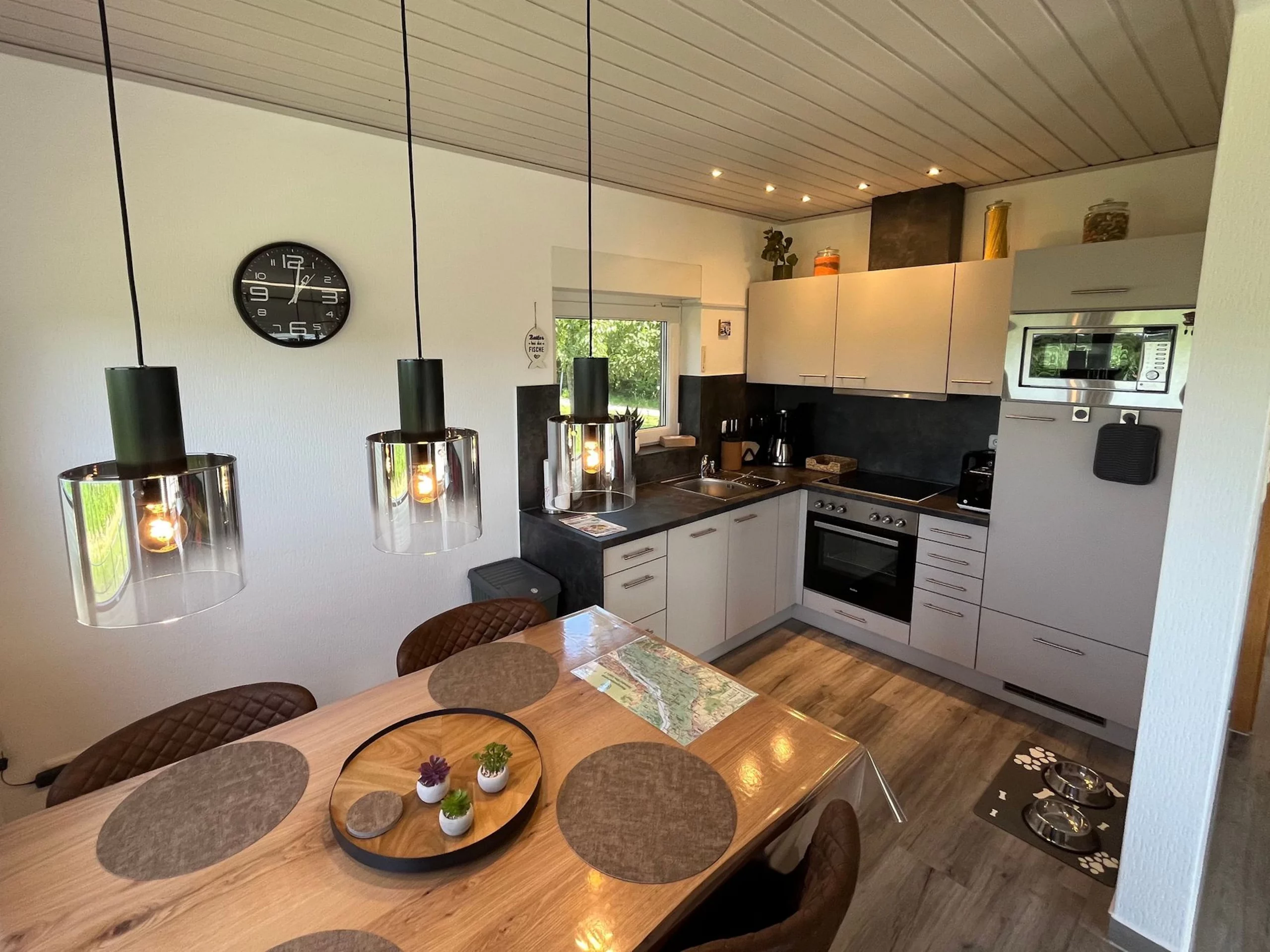 Küche und Esszimmer (2)